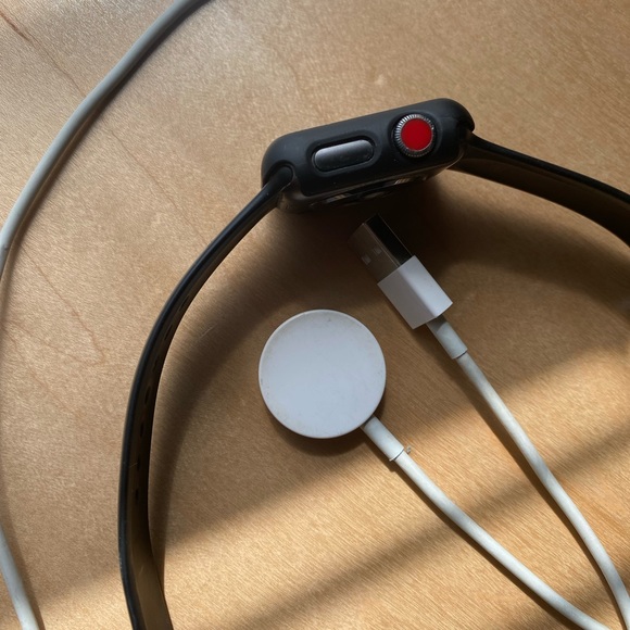 Apple Watch Gen 3 - Picture 2 of 3